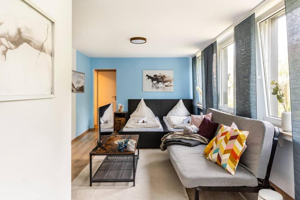 - Heavenly apartment in the heart of Duisburg - 2 Mins Hbf Central Station - Big TV & Working space & Netflix -