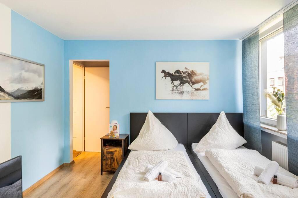 - Heavenly apartment in the heart of Duisburg - 2 Mins Hbf Central Station - Big TV & Working space & Netflix -