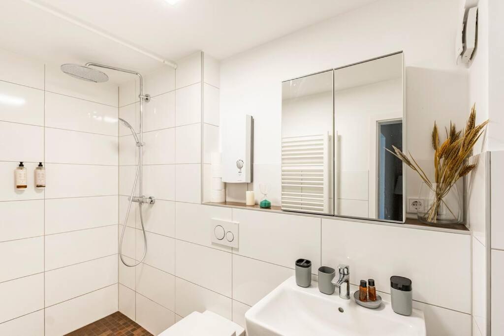 - Heavenly apartment in the heart of Duisburg - 2 Mins Hbf Central Station - Big TV & Working space & Netflix -