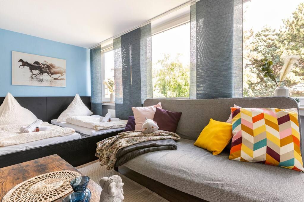- Heavenly apartment in the heart of Duisburg - 2 Mins Hbf Central Station - Big TV & Working space & Netflix -