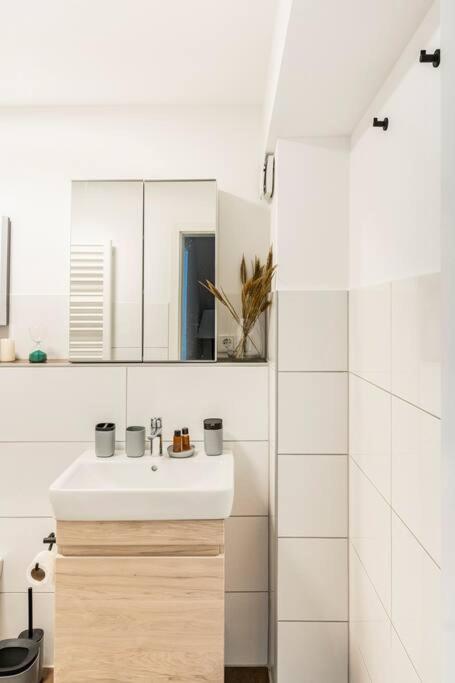 - Heavenly apartment in the heart of Duisburg - 2 Mins Hbf Central Station - Big TV & Working space & Netflix -