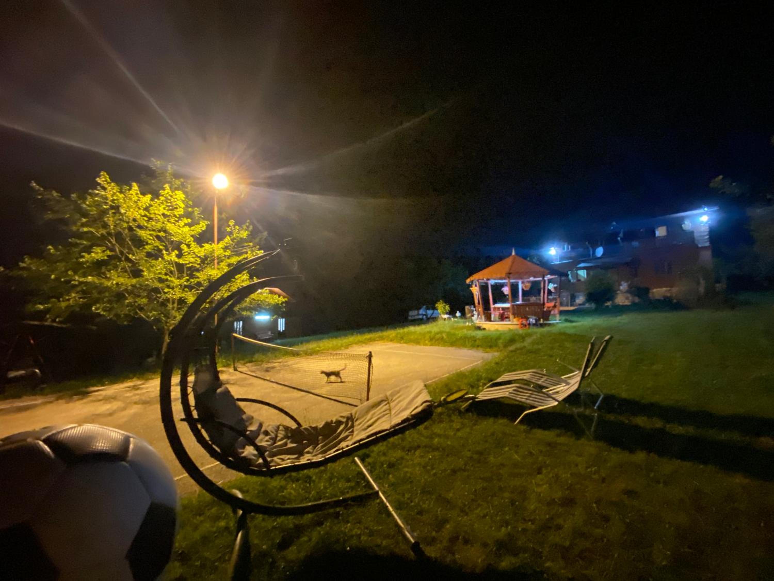 Cabană cu teren de tenis -- parter