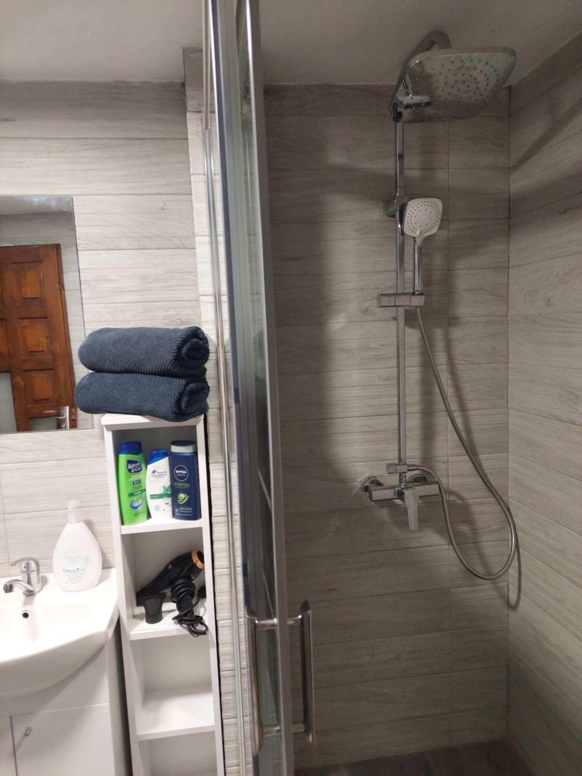 Cabană cu teren de tenis -- parter