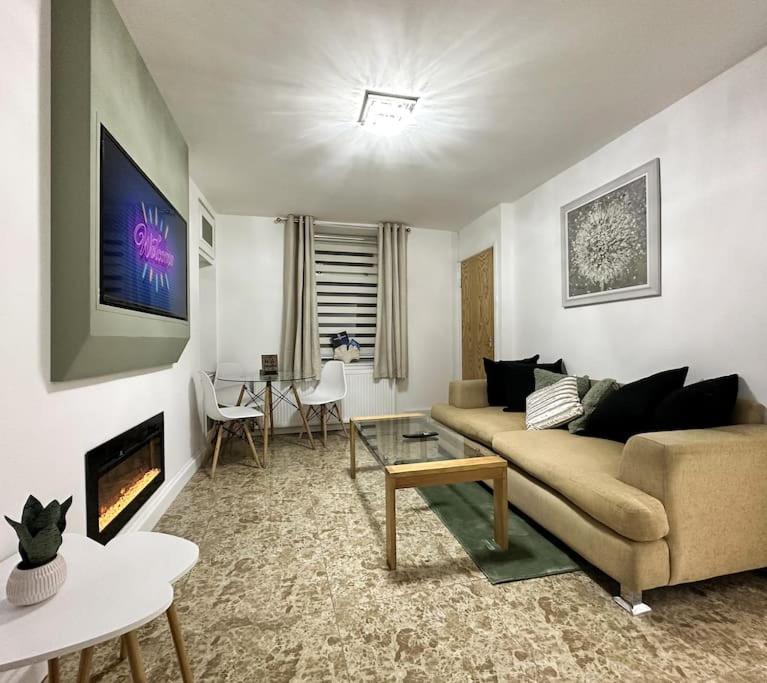 Fabulous Fiery Flat w body shower - Tylorstown view 2