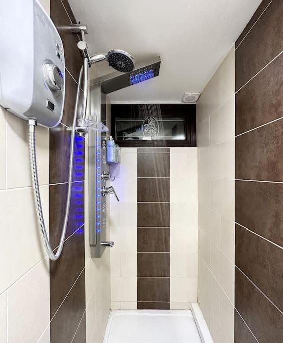 Fabulous Fiery Flat w body shower - Tylorstown view 4