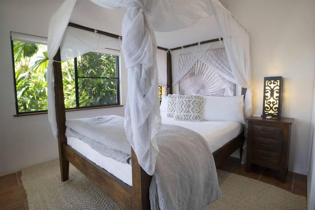 The Jungle House - 2 Bedroom Home - Bingil Bay