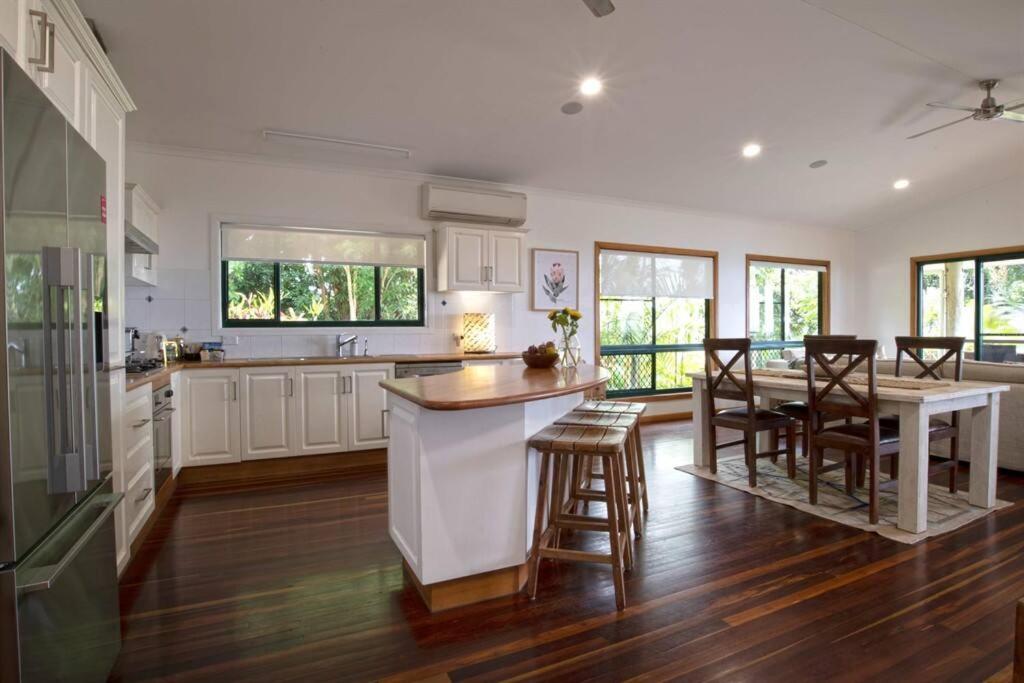 The Jungle House - 2 Bedroom Home - Bingil Bay
