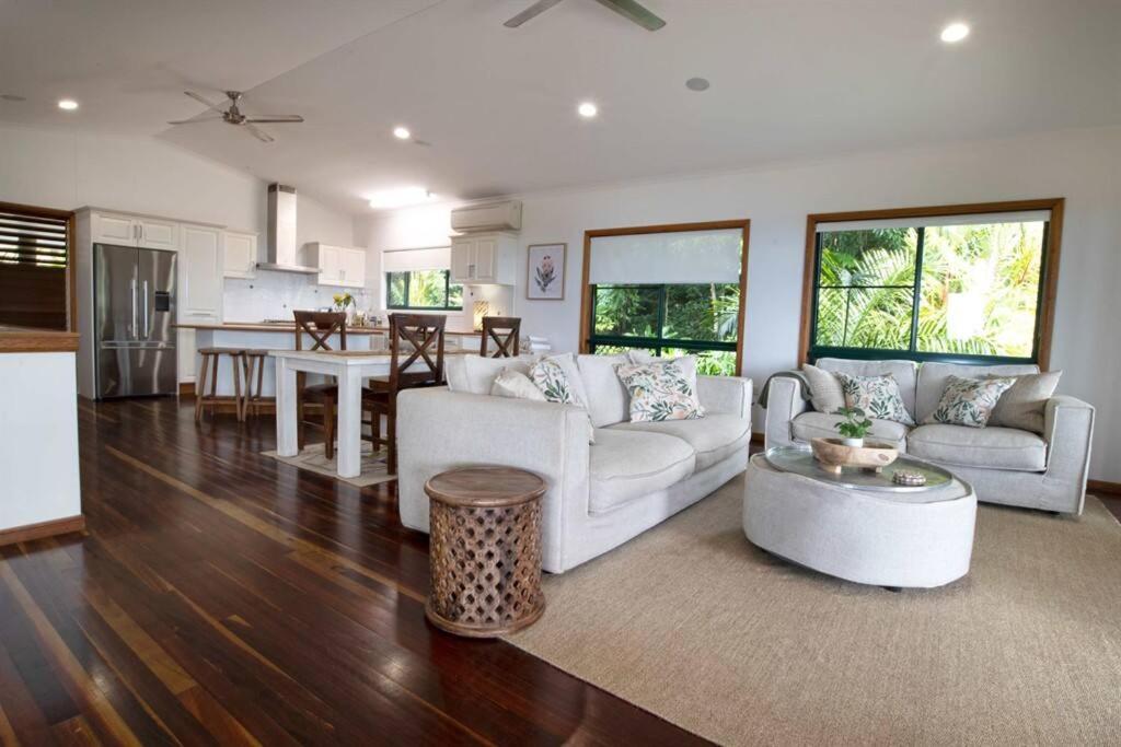 The Jungle House - 2 Bedroom Home - Bingil Bay