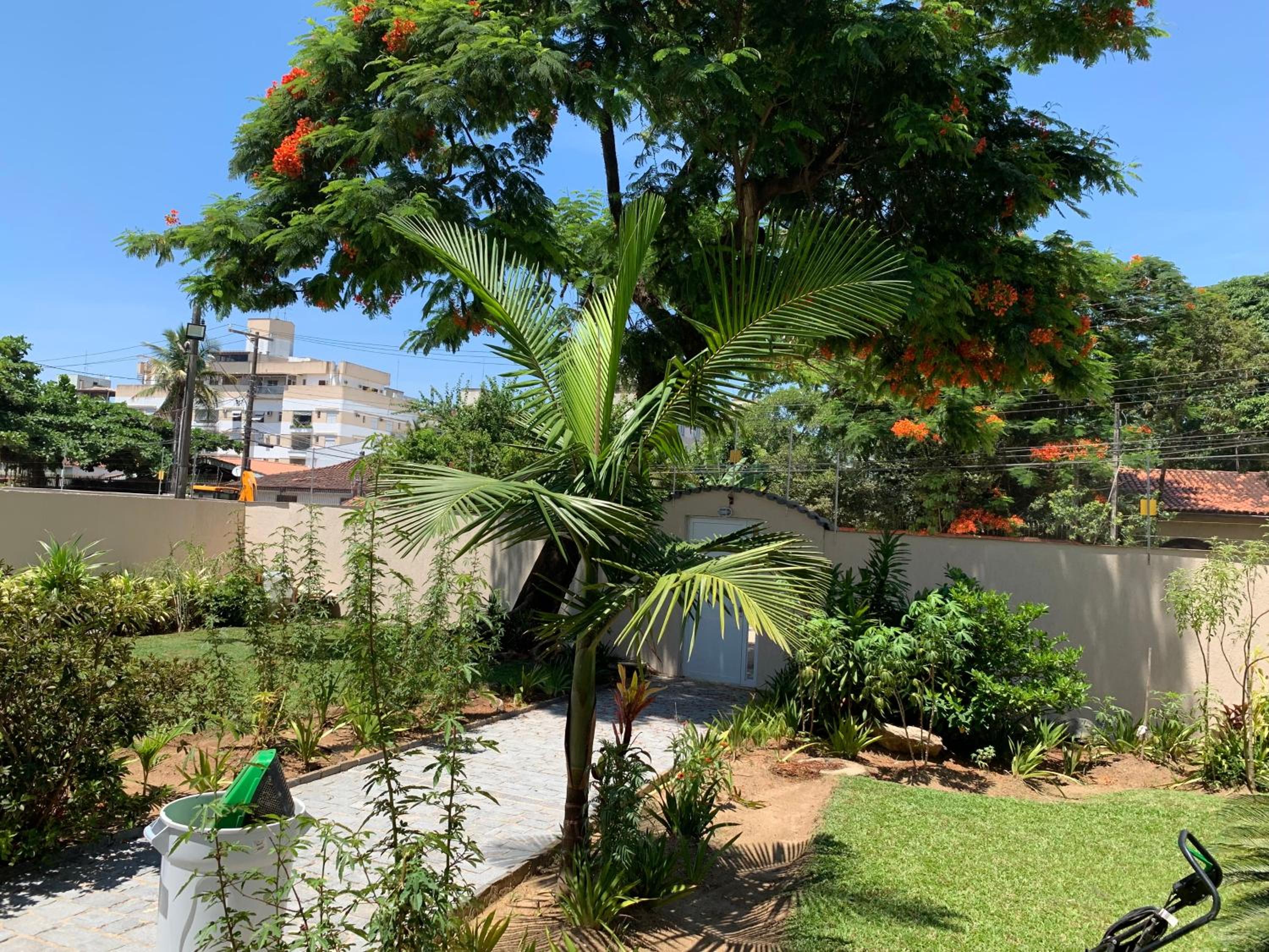 Apto 11 - Com 1 dorm prox a praia da Enseada com piscina!