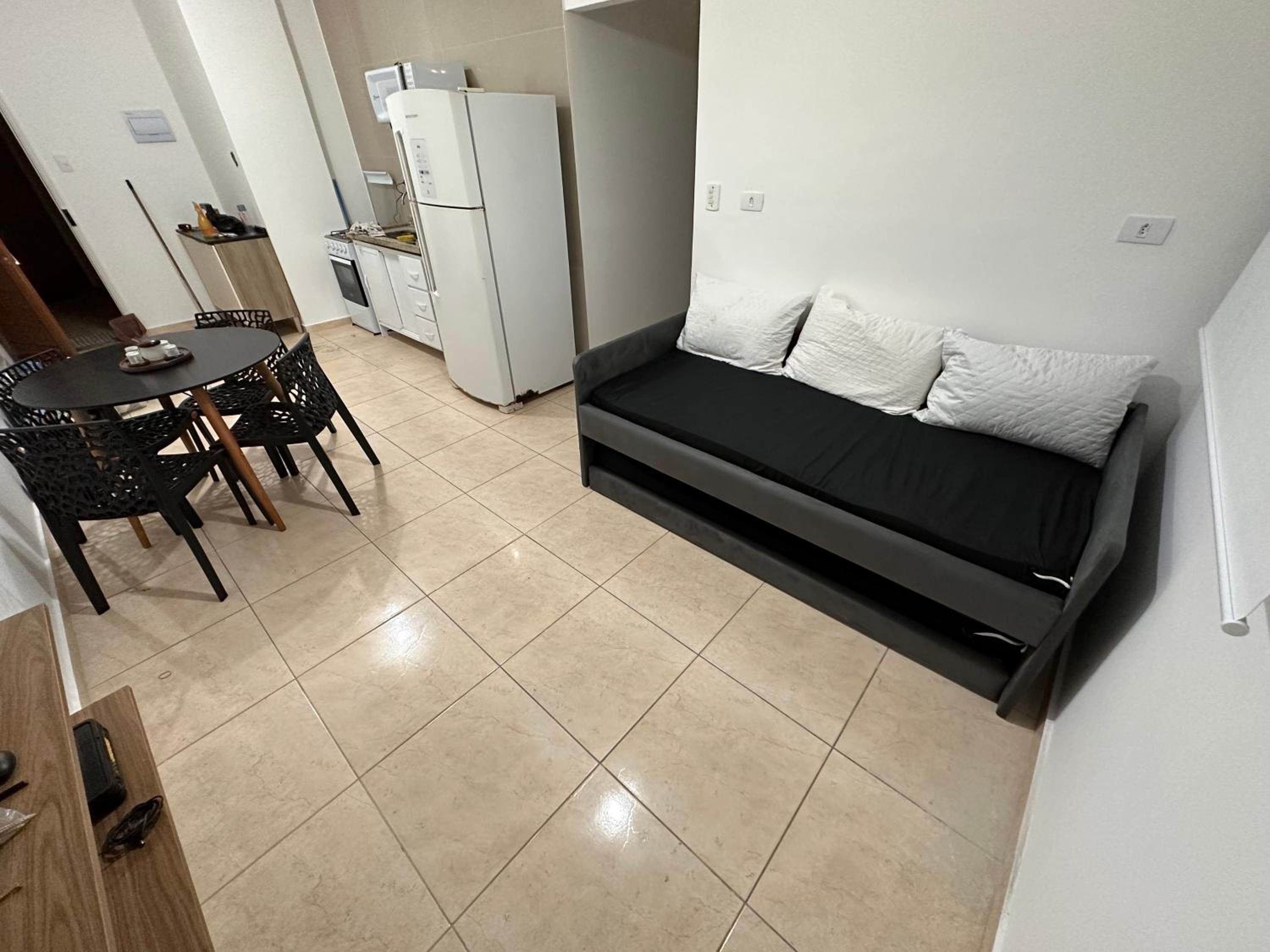 Apto 11 - Com 1 dorm prox a praia da Enseada com piscina!