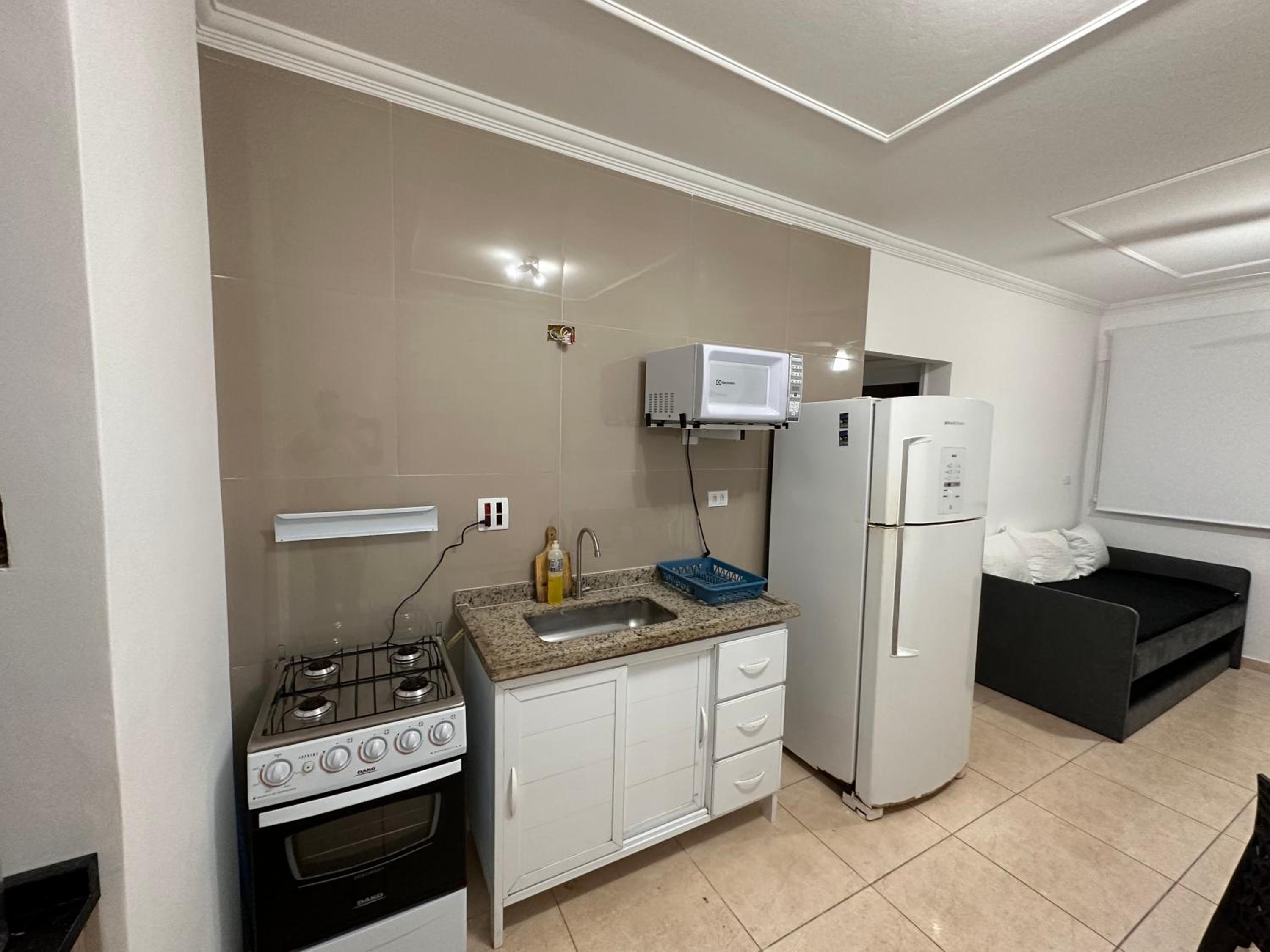 Apto 11 - Com 1 dorm prox a praia da Enseada com piscina!