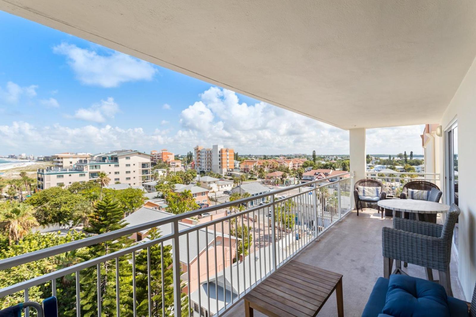 Top Floor Beach Gulf Views - Madeira Norte #516