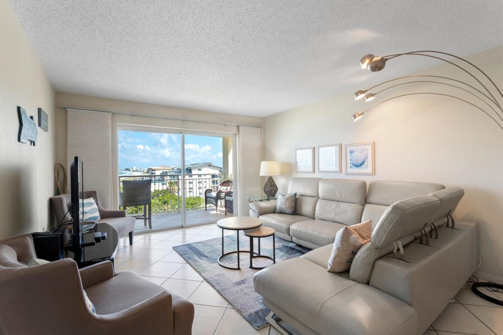 Top Floor Beach Gulf Views - Madeira Norte #516