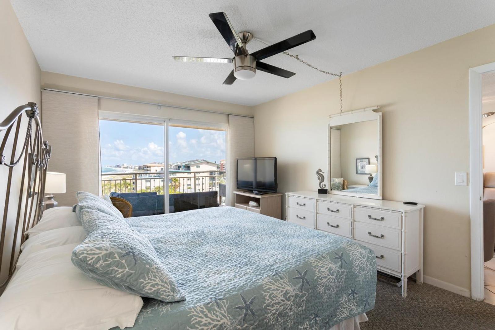 Top Floor Beach Gulf Views - Madeira Norte #516
