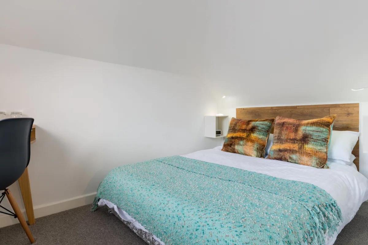 Gloucester Vacations - Beautiful Coach House - Property Image 12