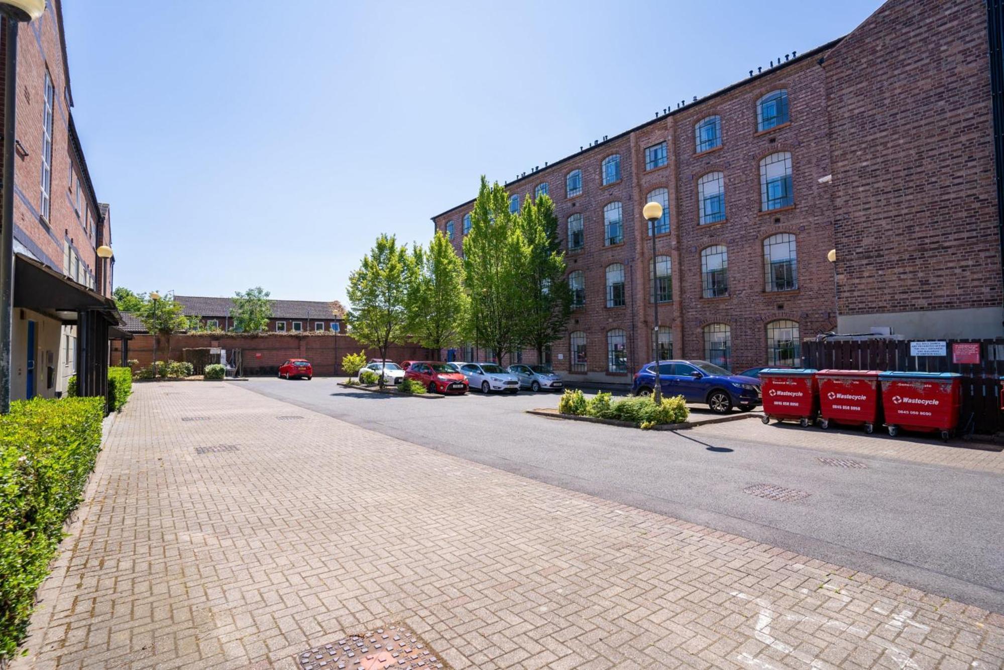 Ensuite Bedrooms with Shared Kitchen and Apartments at Simpsons Hall in Nottingham