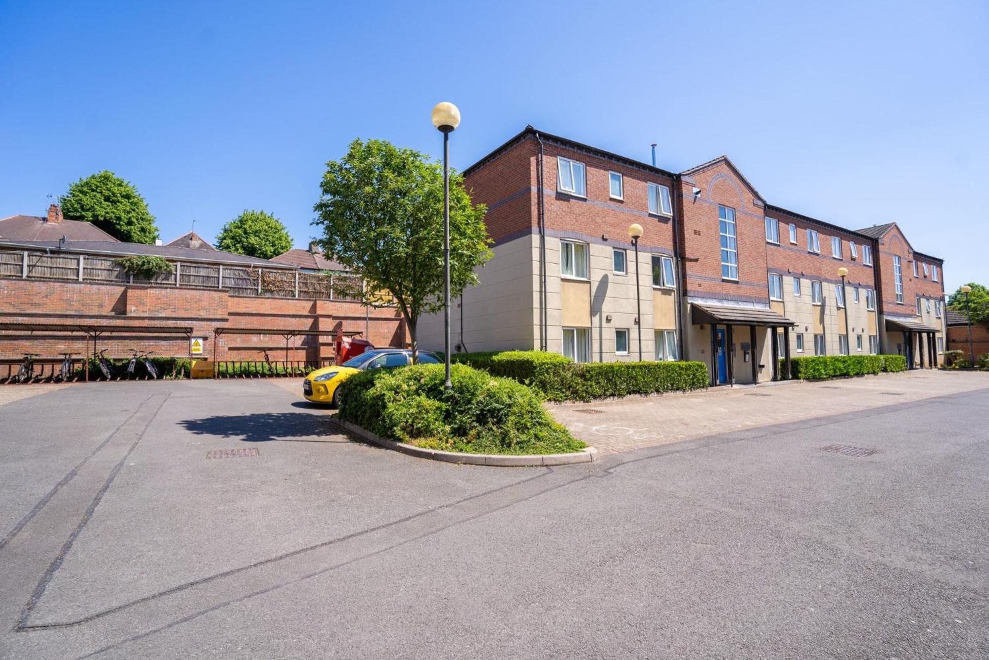 Ensuite Bedrooms with Shared Kitchen and Apartments at Simpsons Hall in Nottingham