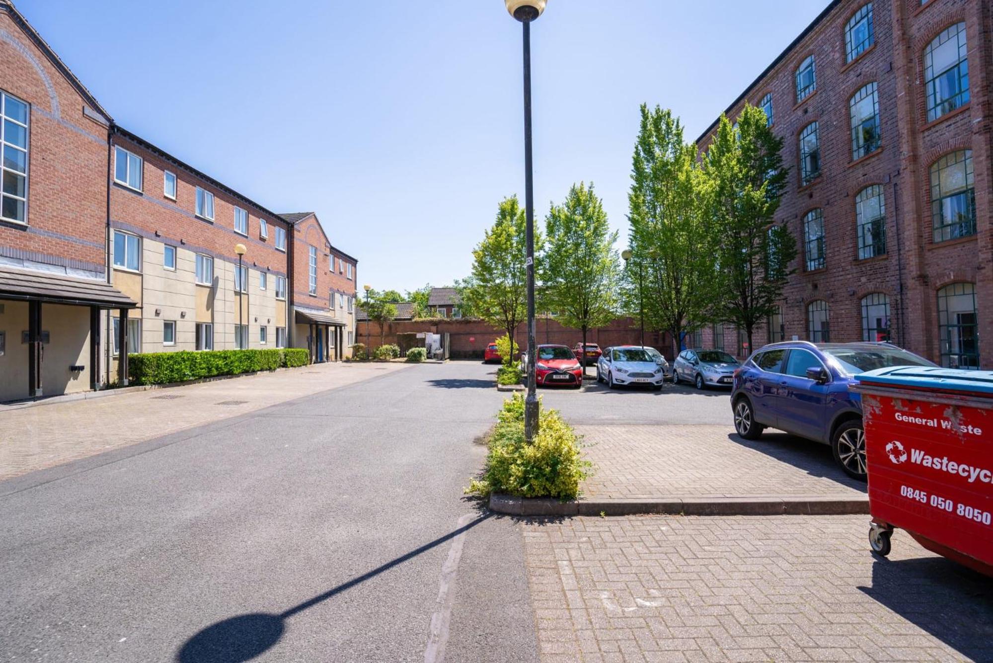 Ensuite Bedrooms with Shared Kitchen and Apartments at Simpsons Hall in Nottingham