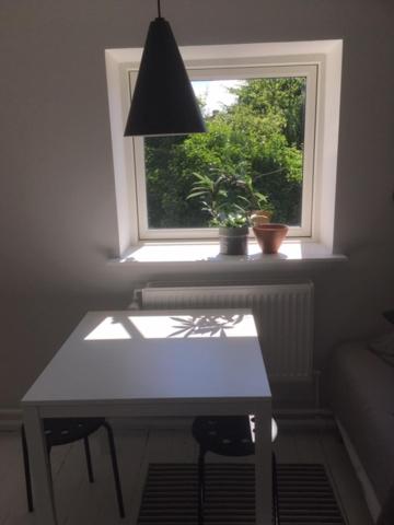 Villa med private værelser og delt køkken/badrum, centralt Viby sj
