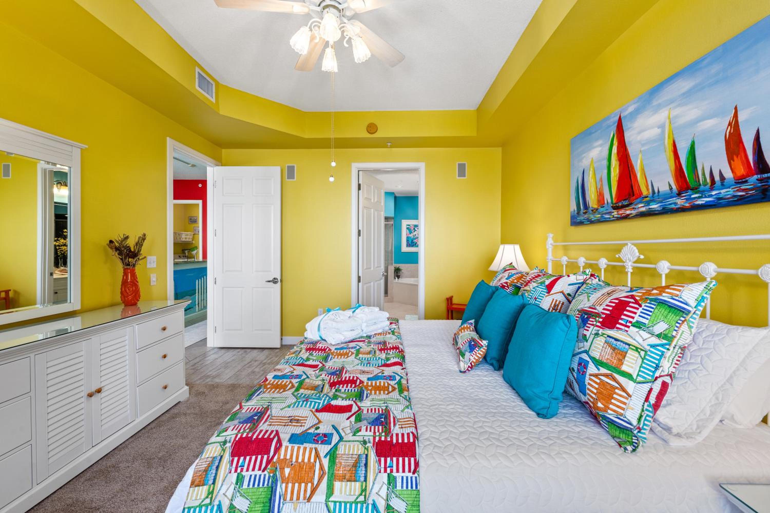 Beachfront Luxury 2Bd 2Ba Condo with Balcony! Sleeps 6! view 3