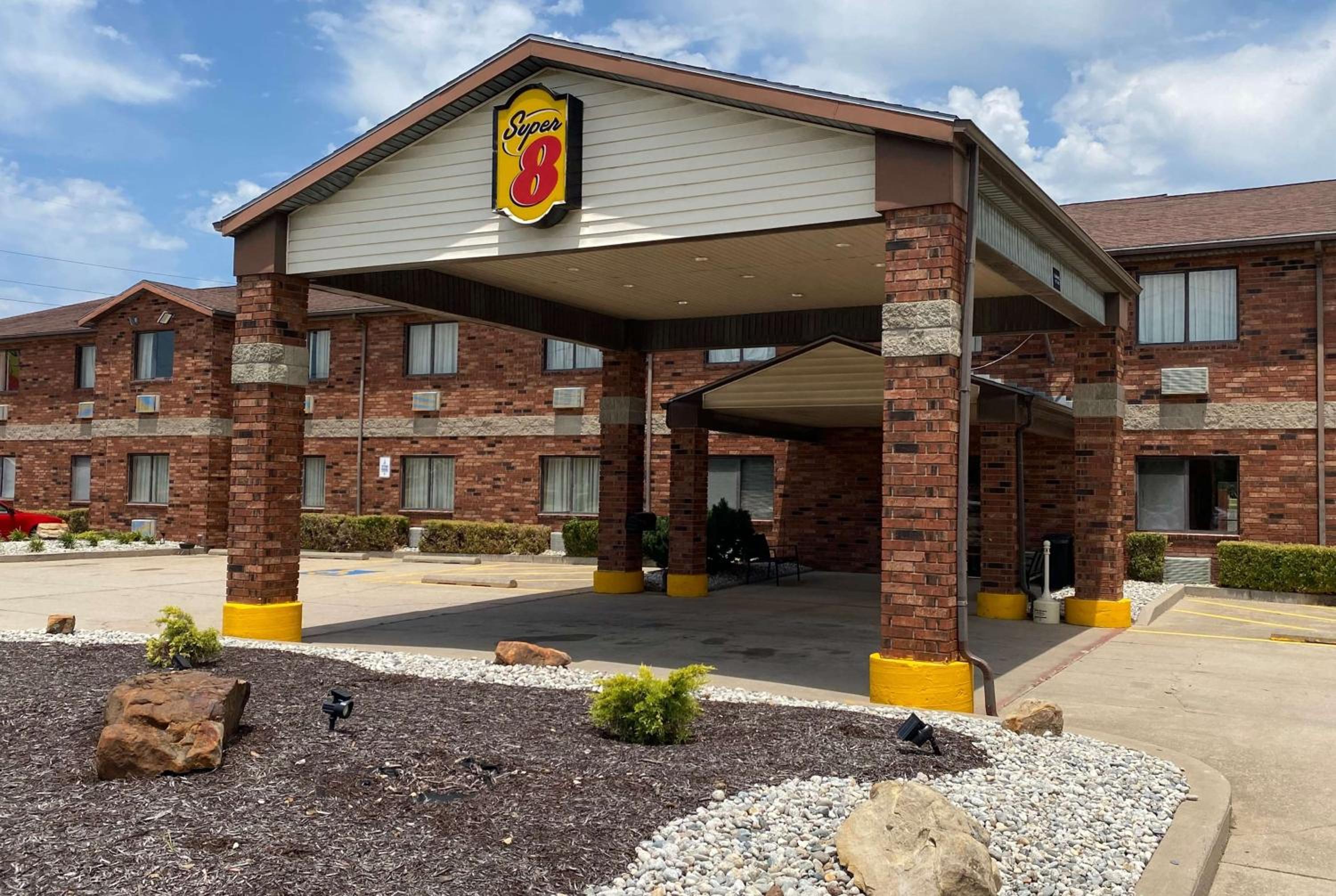 Super 8 by Wyndham Independence KS view 2