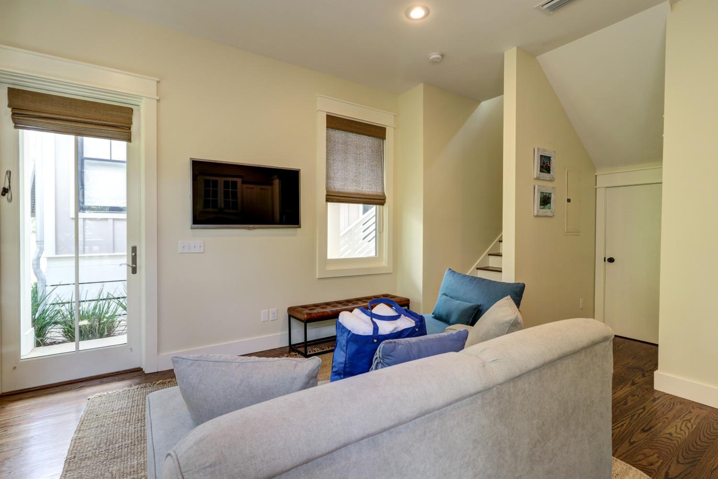 Cute little Cottage! Perfect Getaway! 2 Pools! SLEEPS 4! view 2
