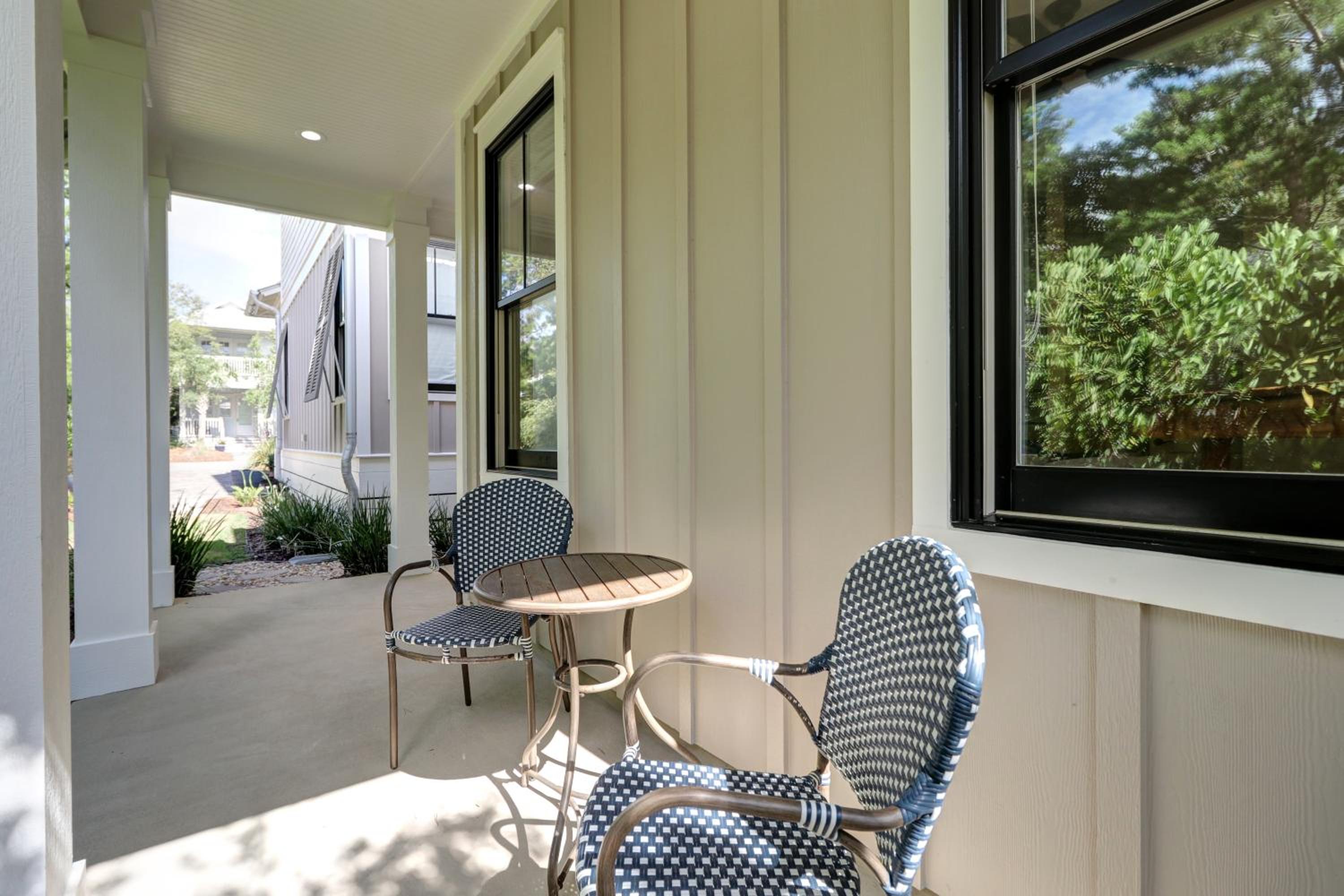 Cute little Cottage! Perfect Getaway! 2 Pools! SLEEPS 4! view 3