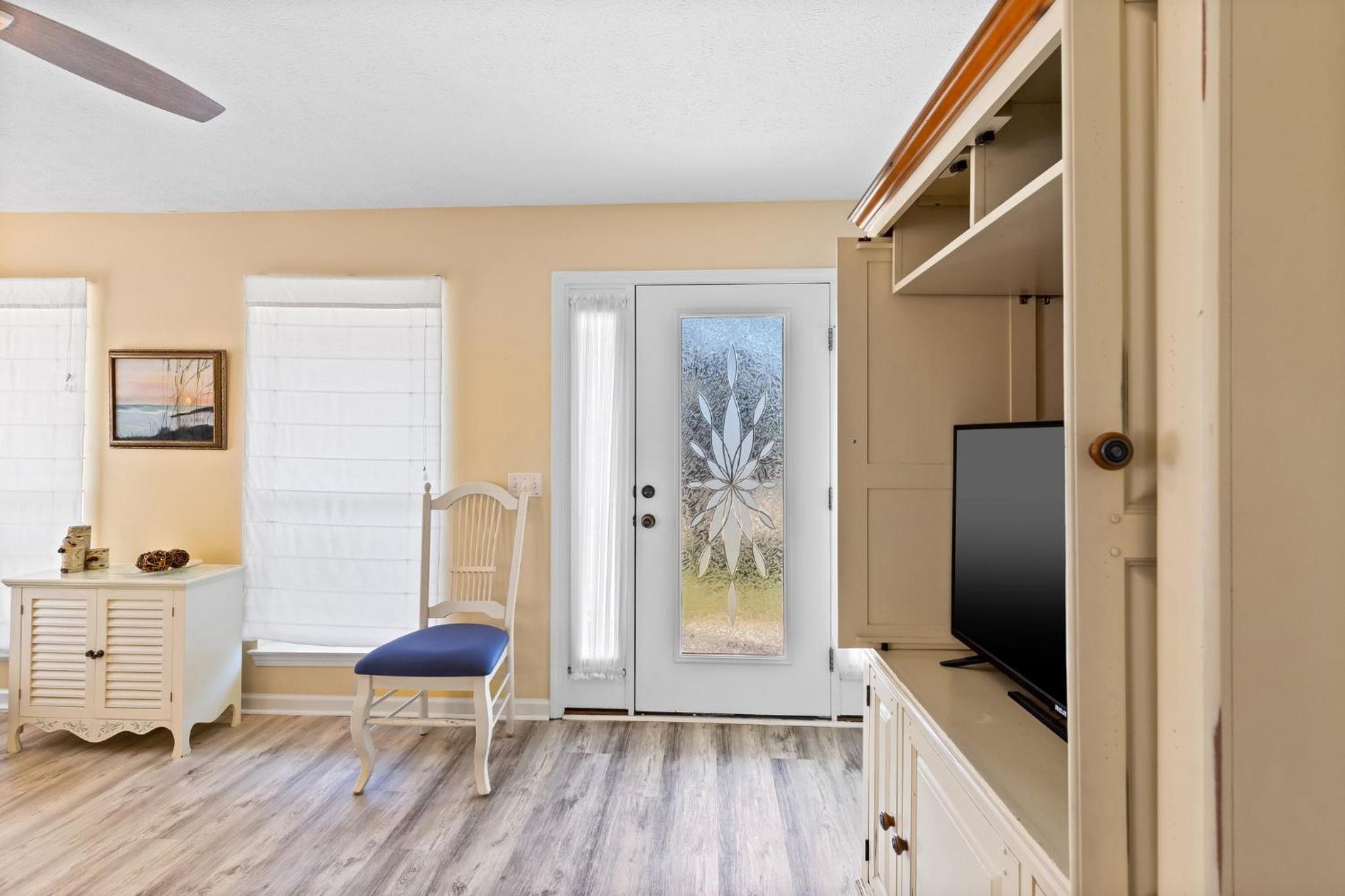 Vacation in This Gorgeous 2-Story Home! 3 BR 3 BA! Sleeps 8! view 5