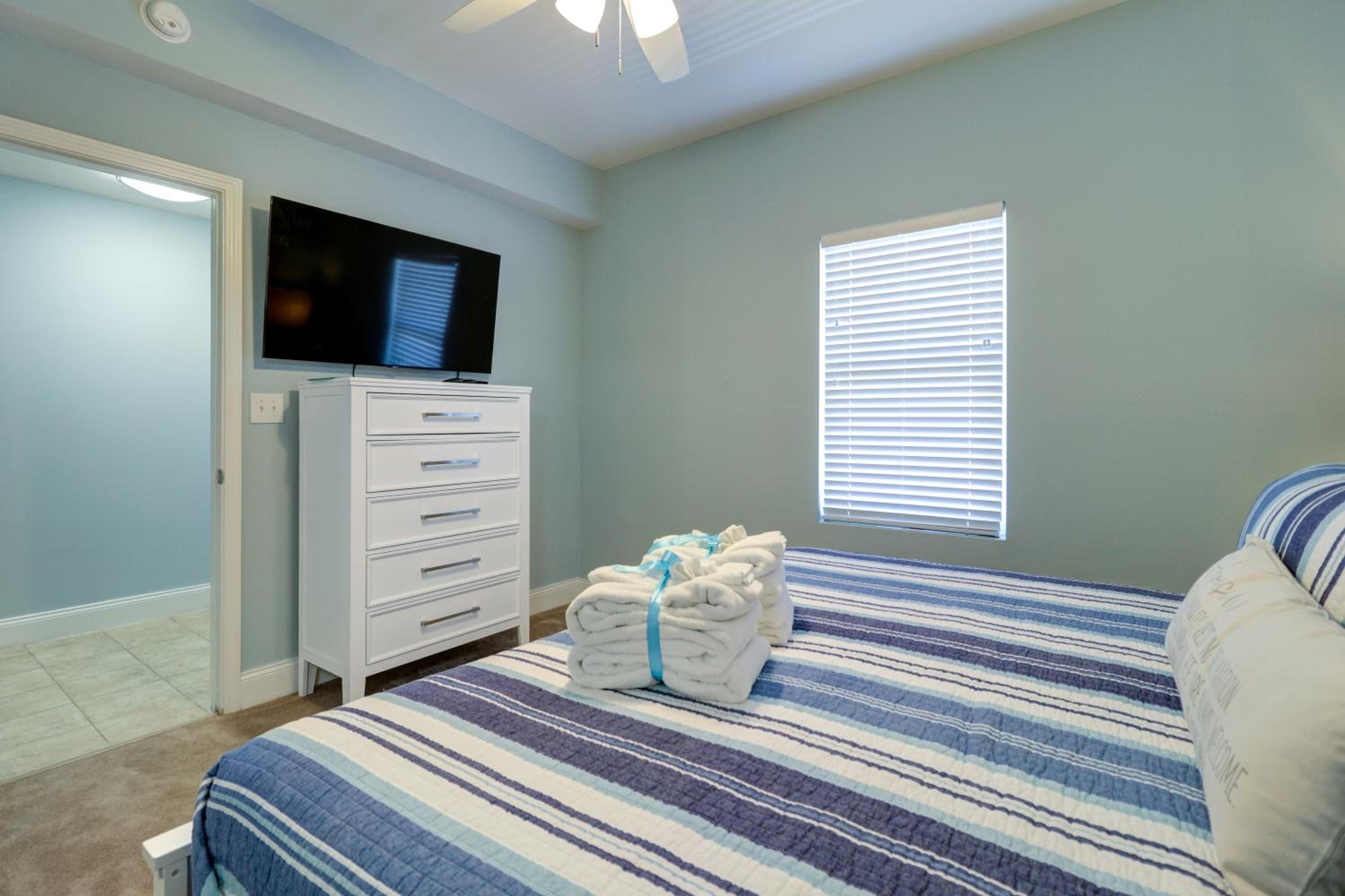 Gorgeous 1-Bed 2-Bath condo with Gulf View! Pools On-Site! Walk To The Beach! view 5
