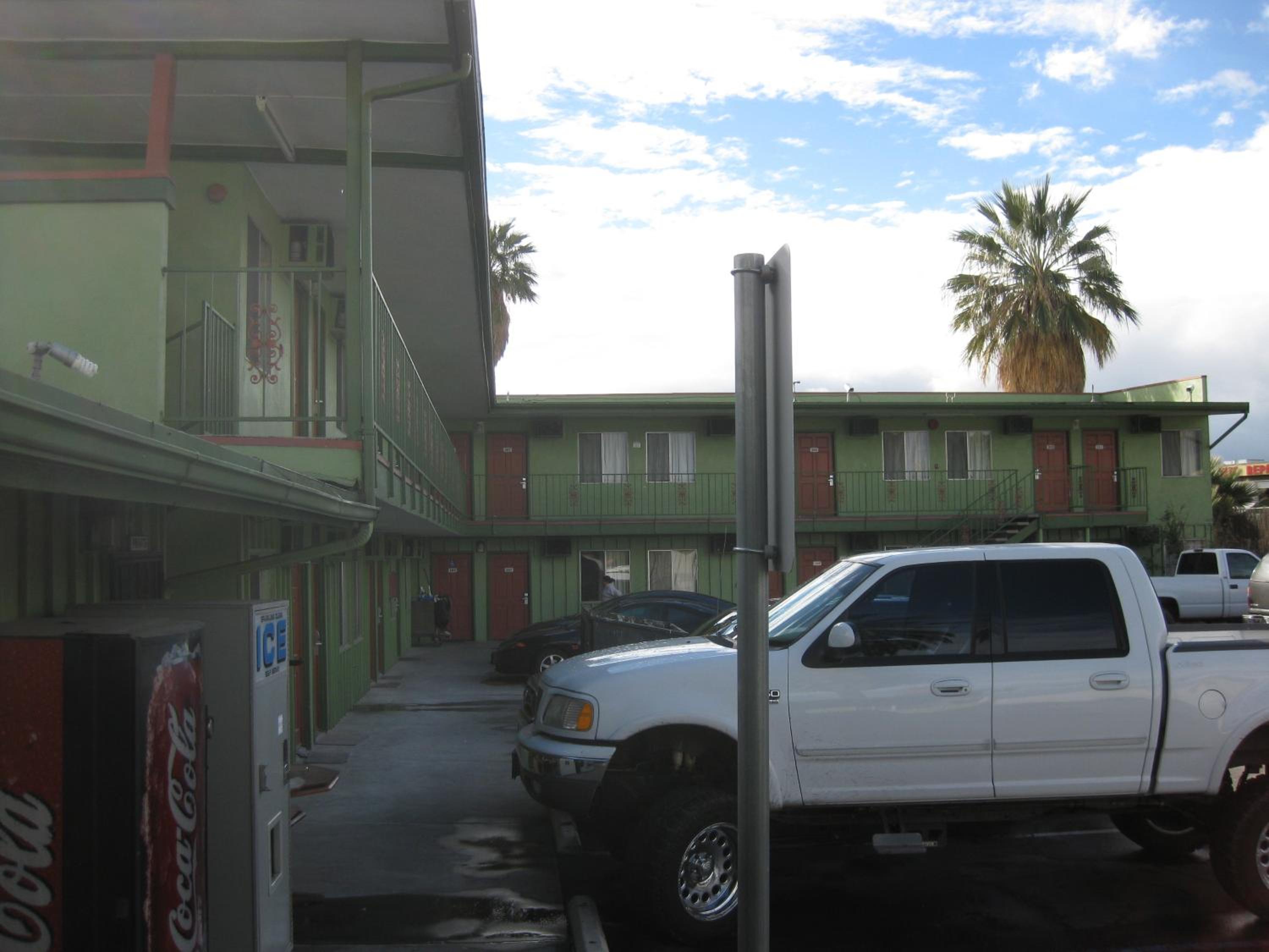 San Bernardino Vacations - Sunshine Motel - Property Image 12