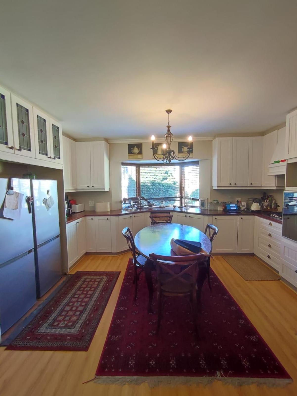 5 BEDROOM CAPE TOWN FAMILY HOME PET FRIENDLY view 5