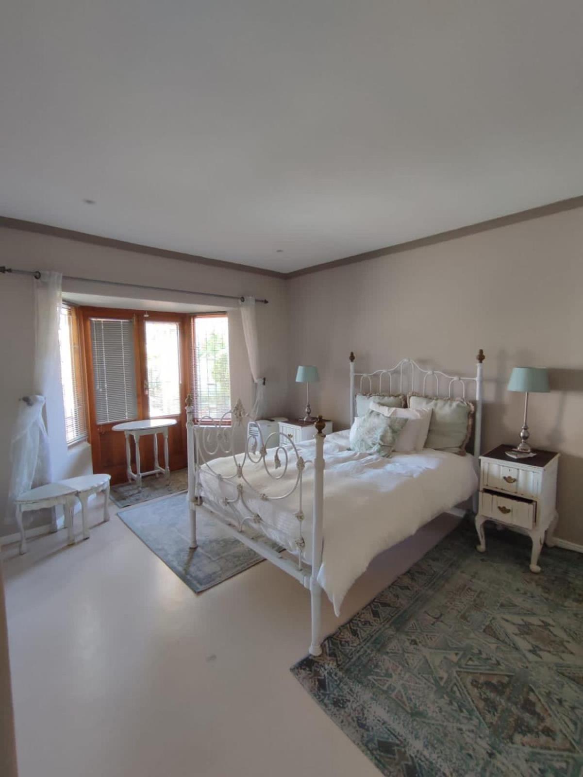 5 BEDROOM CAPE TOWN FAMILY HOME PET FRIENDLY view 3