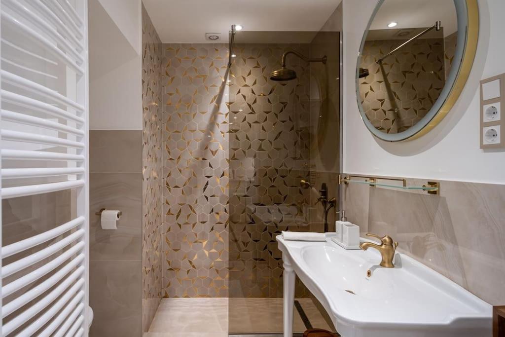 OrangeHomes Luxury apartment next to Gellért Hill view 4