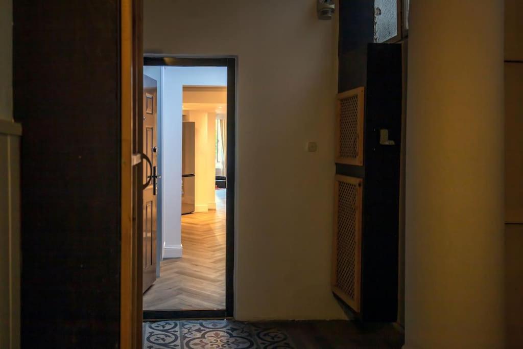 OrangeHomes Luxury apartment next to Gellért Hill view 5