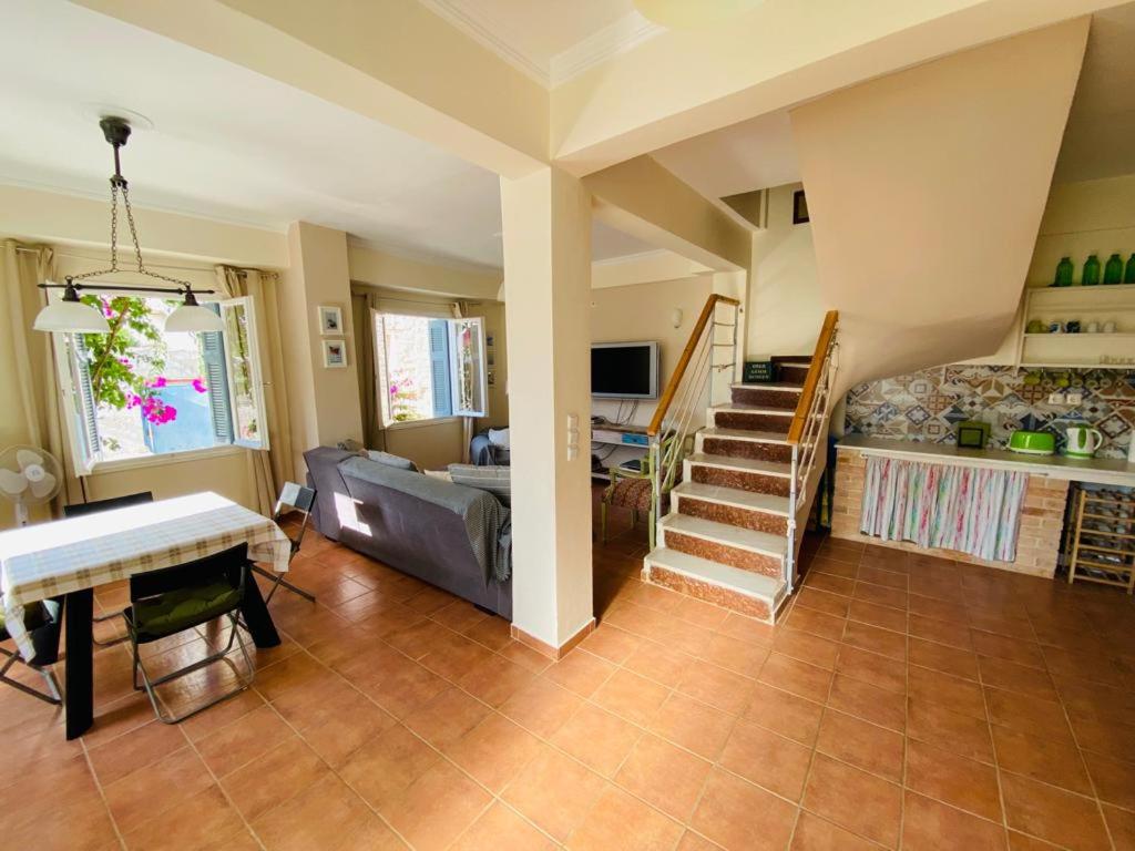 ISLAND HOUSE photo 2