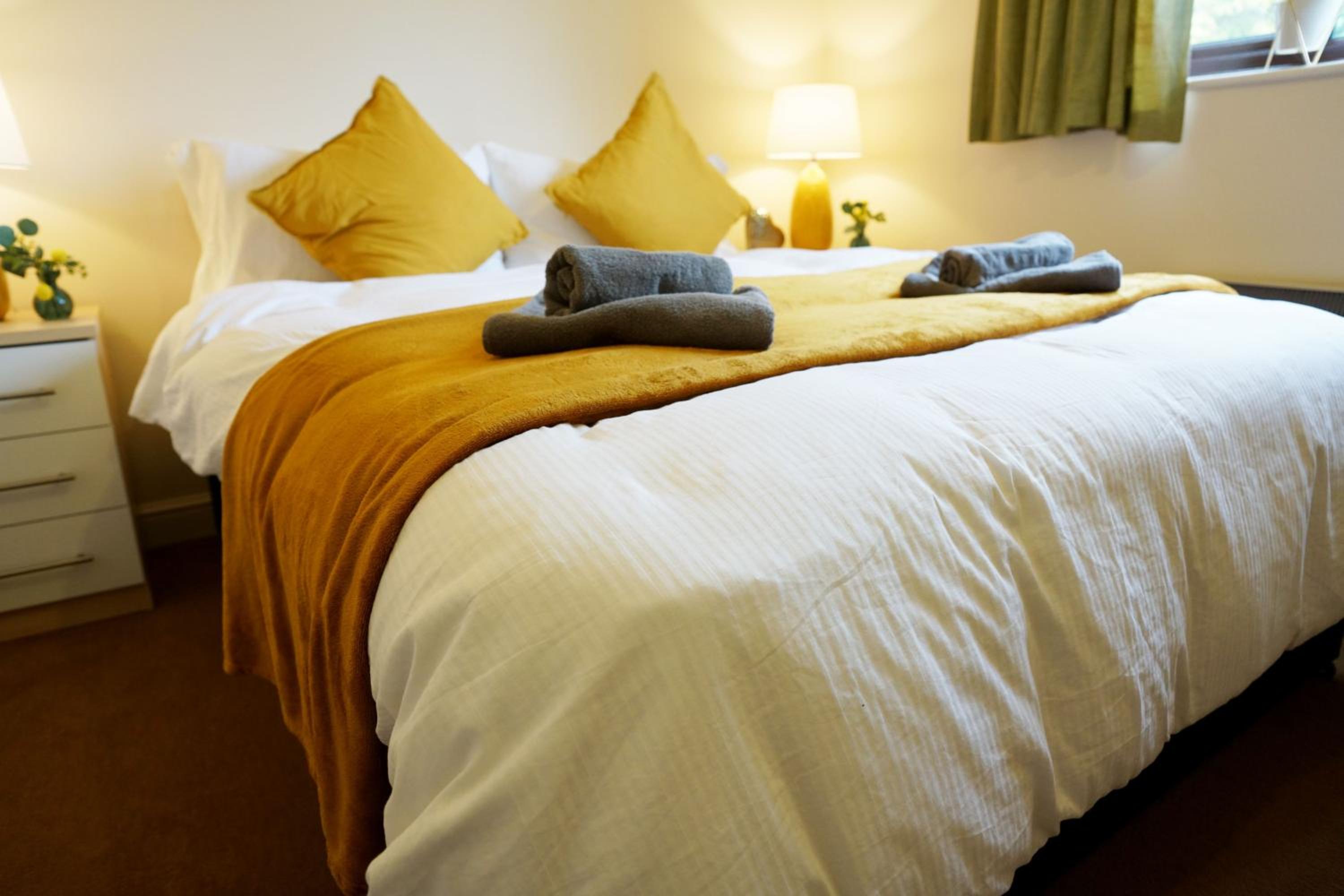 18PG Dreams Unlimited - Budget Flat w free parking - Slough Windsor Heathrow view 2