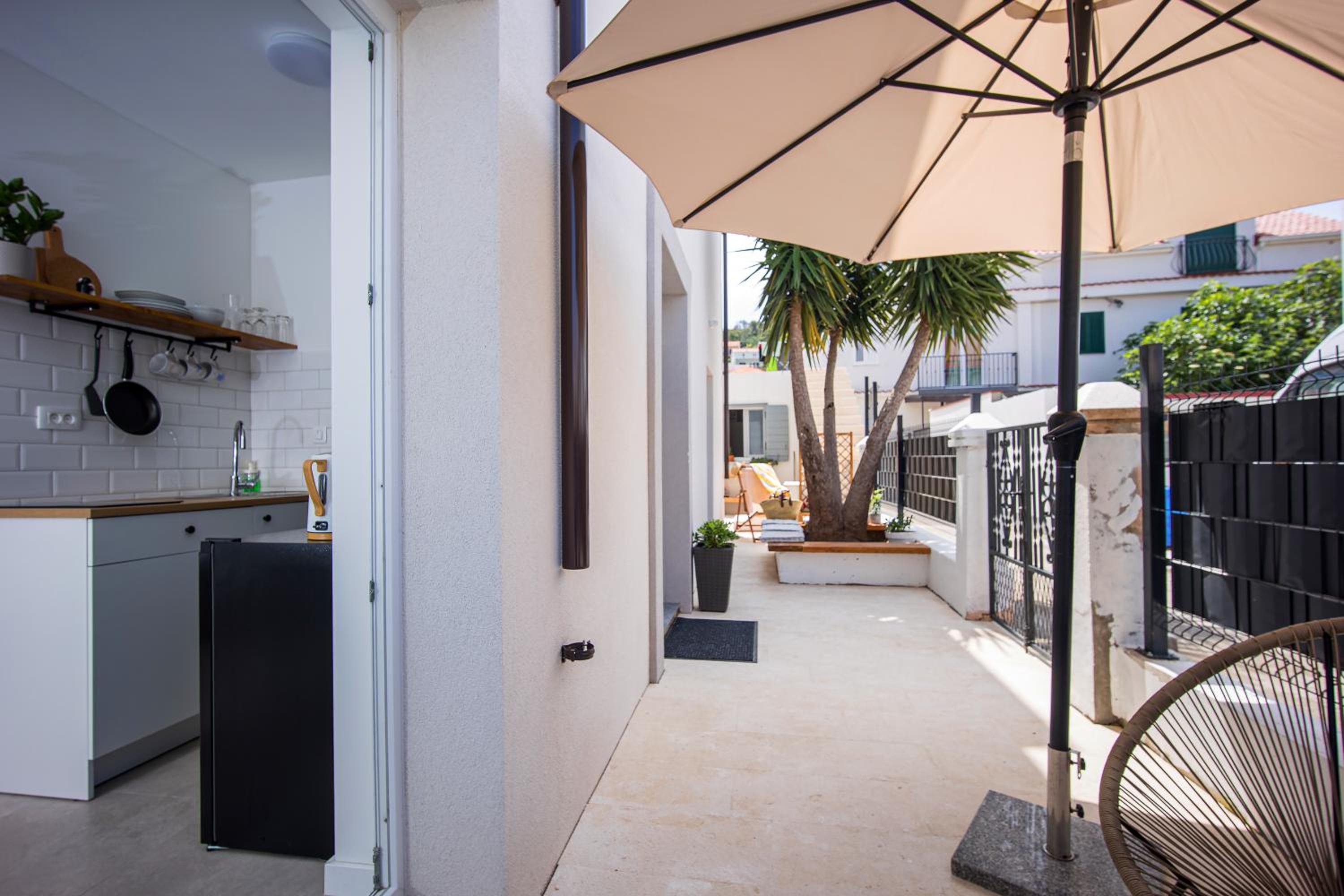 Studio apartments Yucca, 2-min to the beach and 5 to Trogir view 2