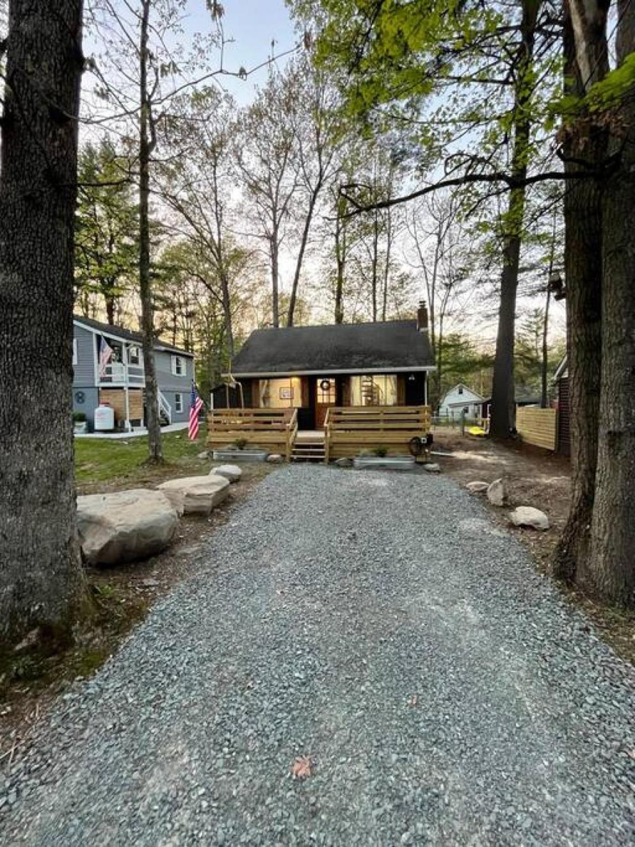 Wally’s Cottage Close to Lake view 3
