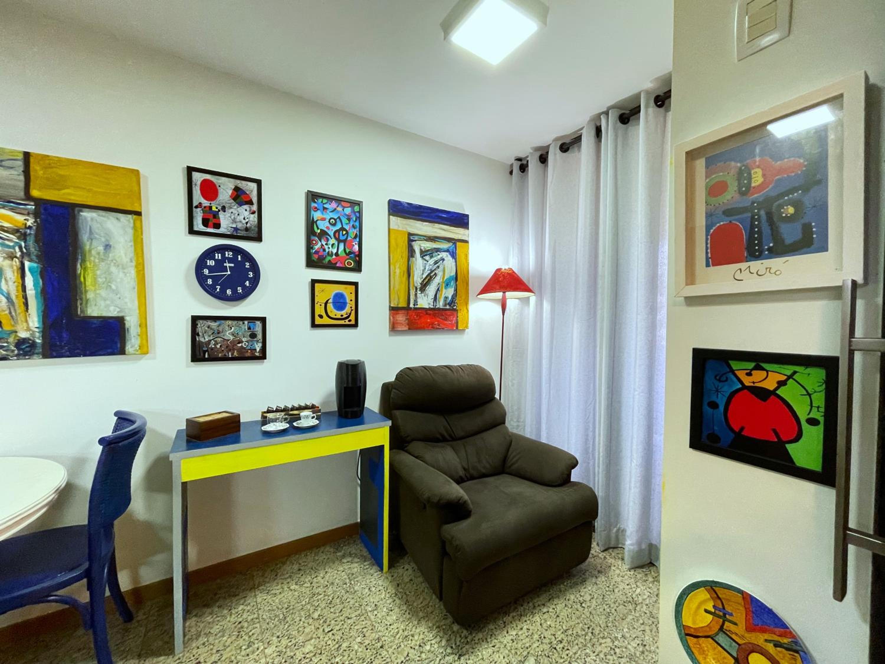 Cond LIFE RESORT Se sinta dentro de uma obra de arte do artista Joan Miro 5 min da Esplanada dos Ministerios COM ATENDIMENTO DE CHECKIN E MIMOS PERSONALIZA