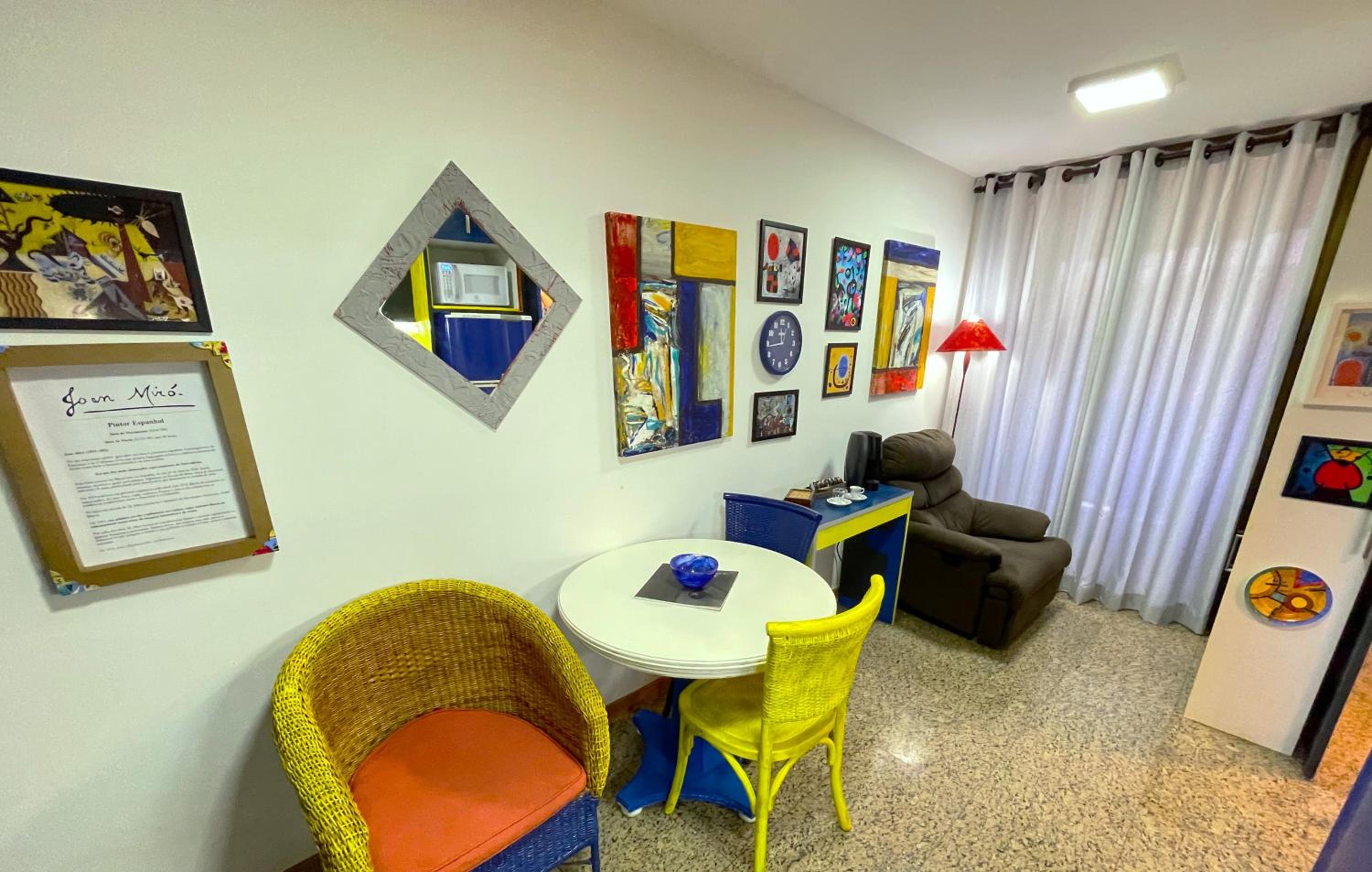 Cond LIFE RESORT Se sinta dentro de uma obra de arte do artista Joan Miro 5 min da Esplanada dos Ministerios COM ATENDIMENTO DE CHECKIN E MIMOS PERSONALIZA