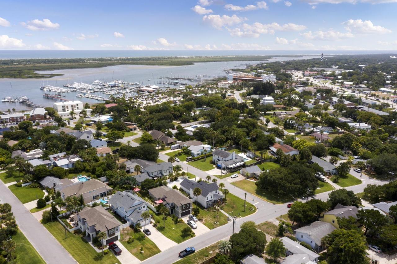 The White House Island,Beach,Hot Tub,Downtown