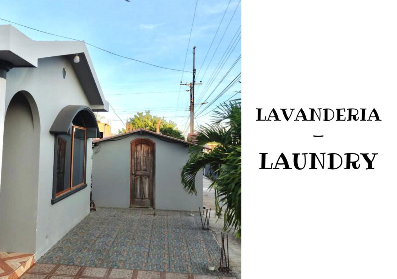 Private Villa in San Cristóbal, 2 Rooms, 6 Beds, AC, WiFi, Kitchen, Washer & Dryer, 4 min from the airport - Tropical - Galápagos Home