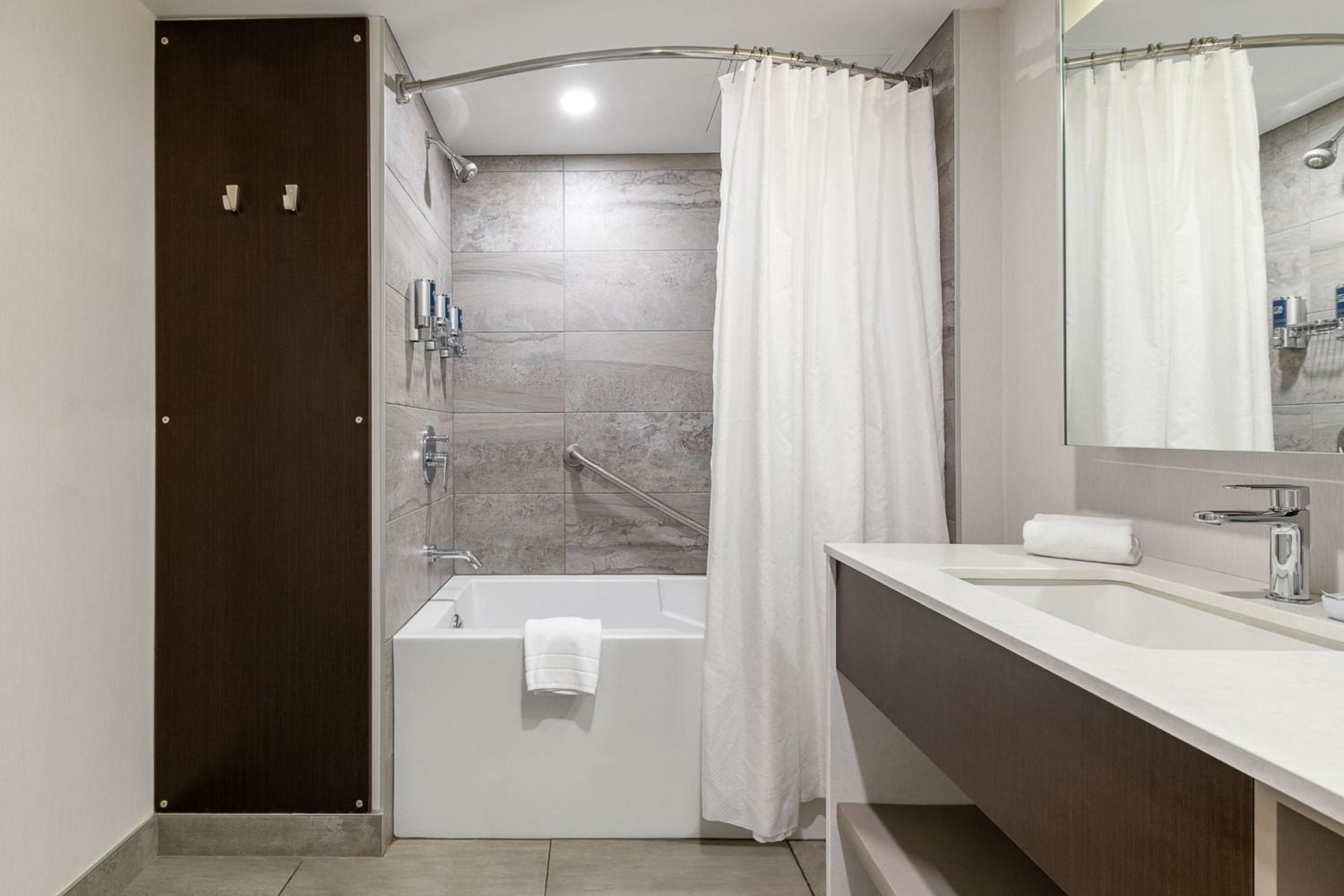 Levis Vacations - Four Points by Sheraton Levis Convention Centre - Property Image 34