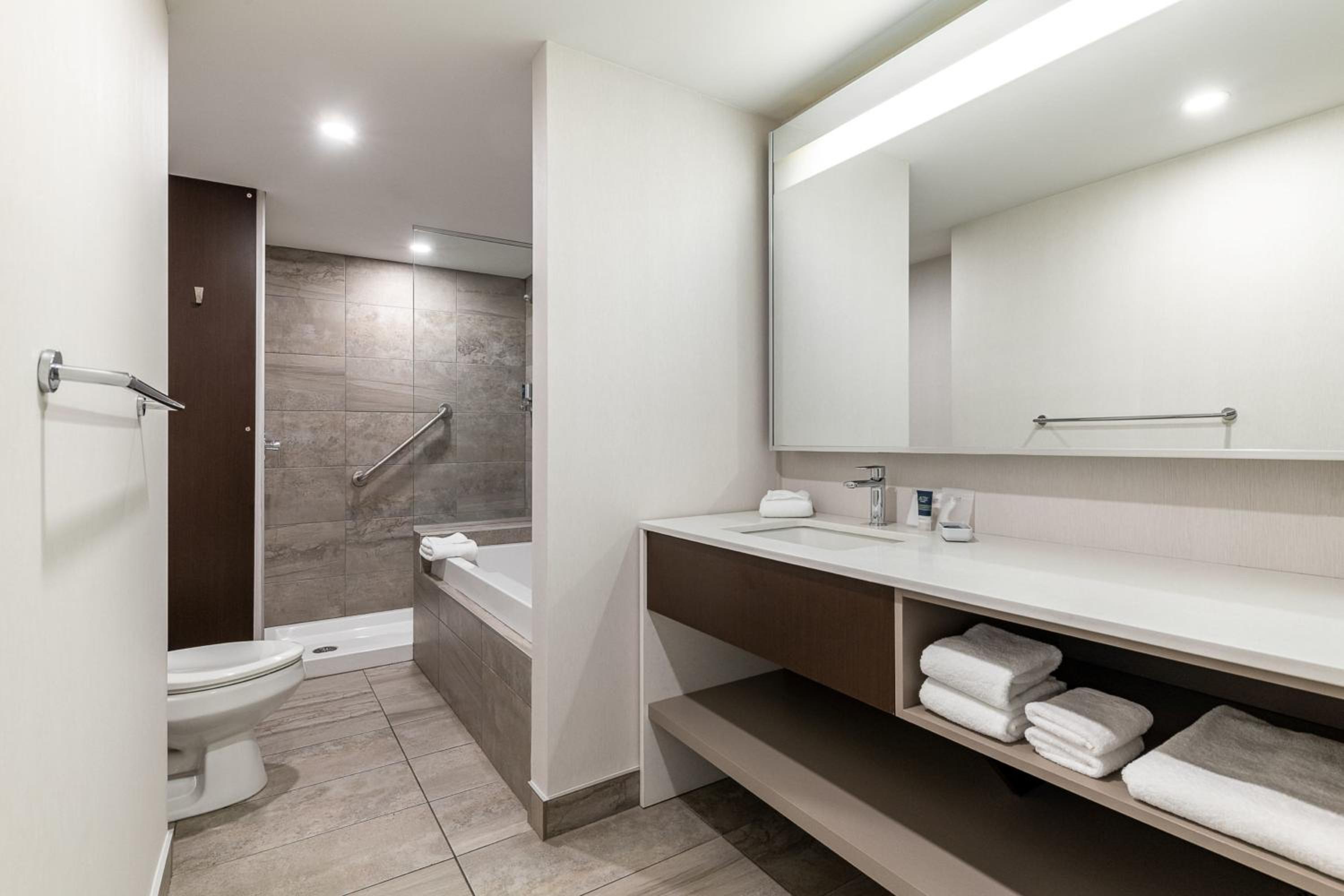Levis Vacations - Four Points by Sheraton Levis Convention Centre - Property Image 16