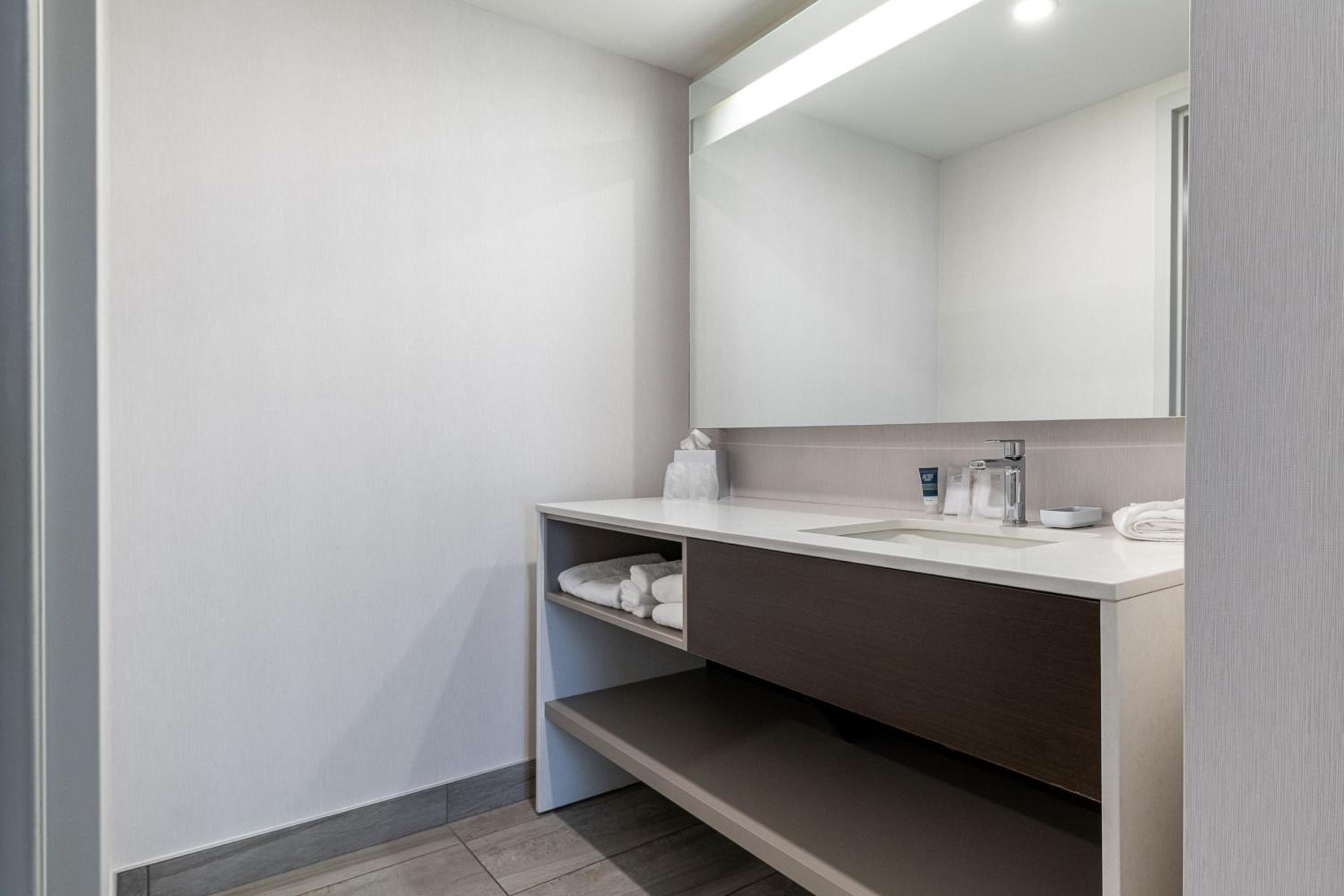 Levis Vacations - Four Points by Sheraton Levis Convention Centre - Property Image 17