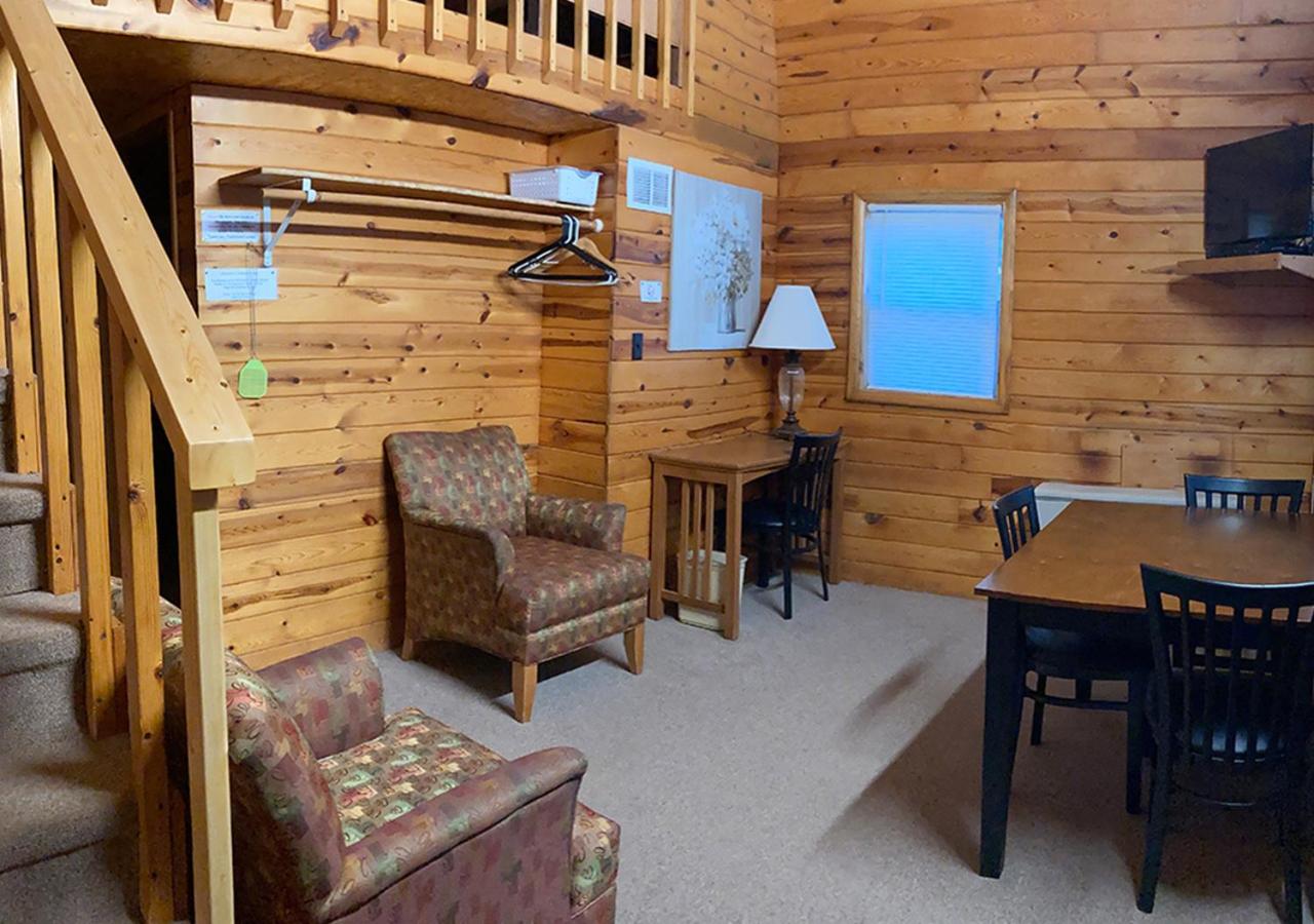 Trailshead Lodge - Cabin 5 view 3
