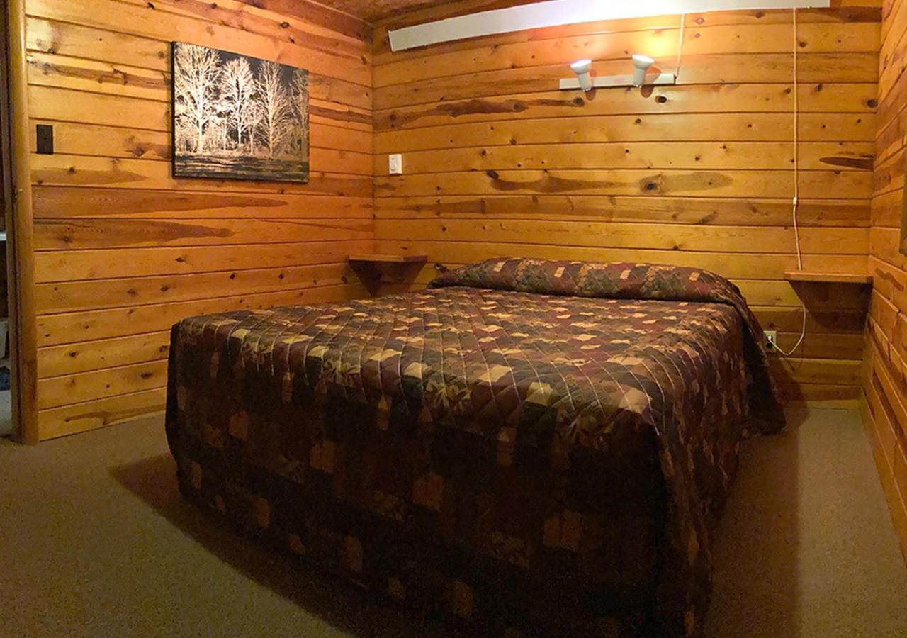 Trailshead Lodge - Cabin 5 view 4