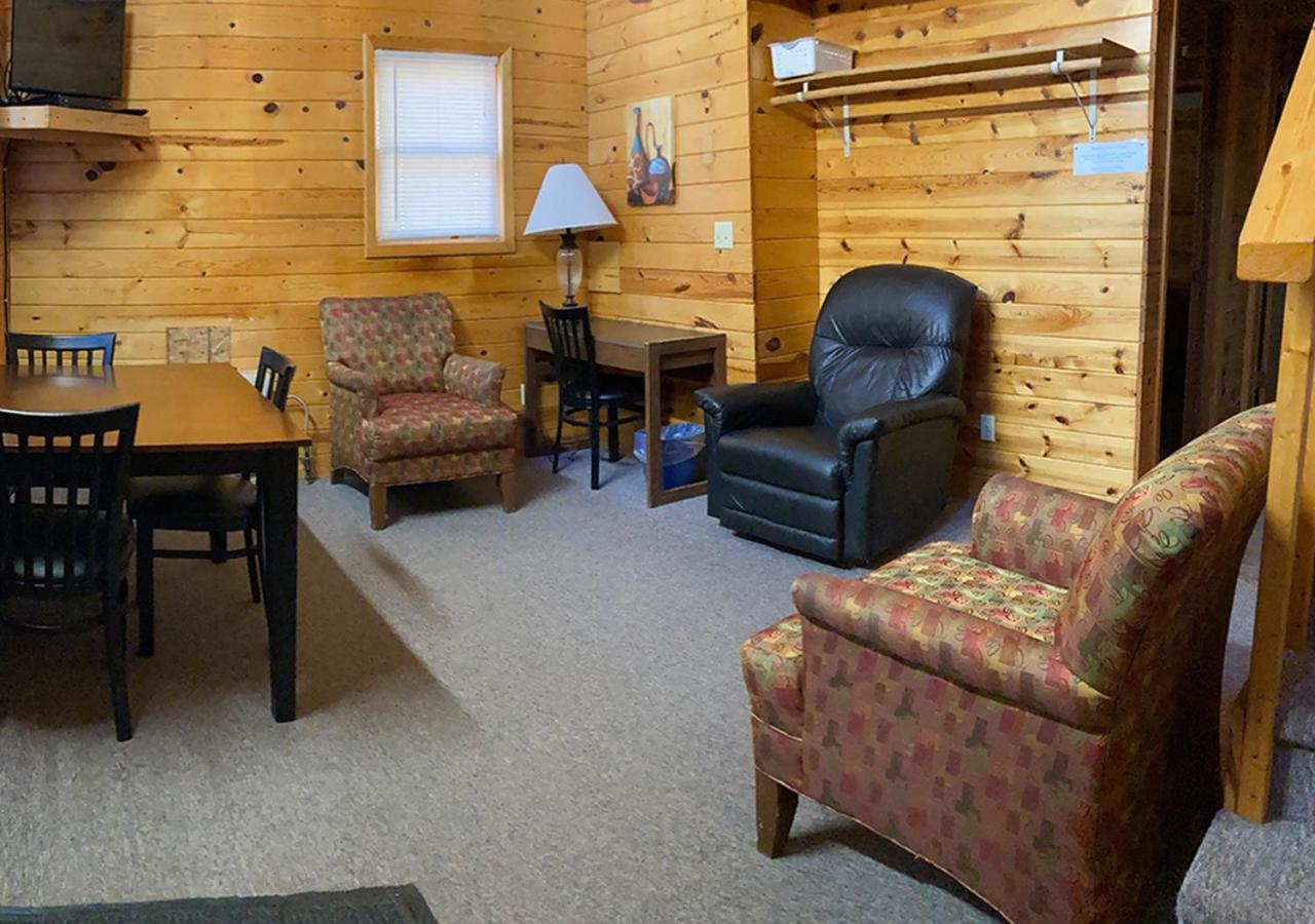 Trailshead Lodge - Cabin 6 view 3