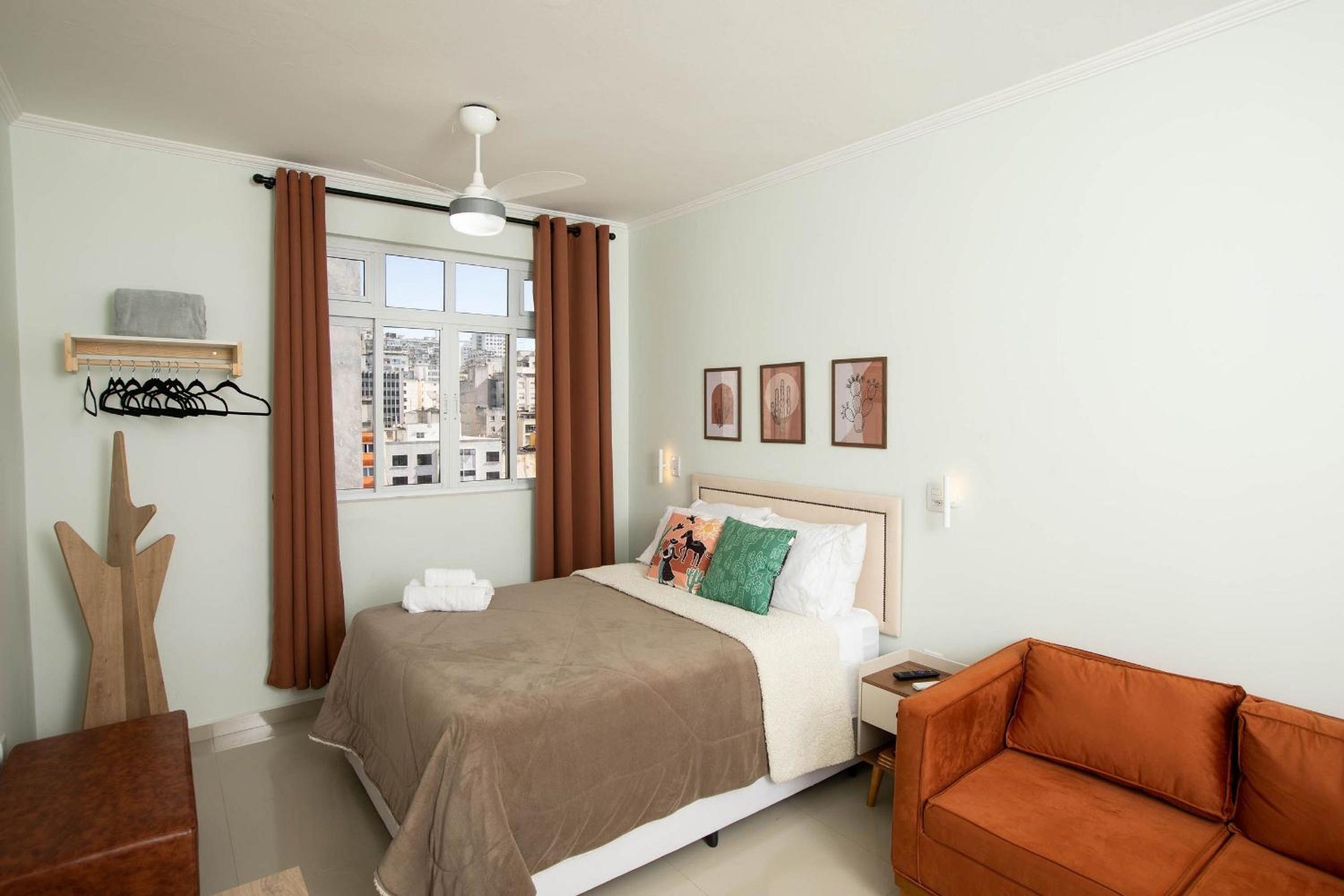 Prédio central com apartamentos reformados