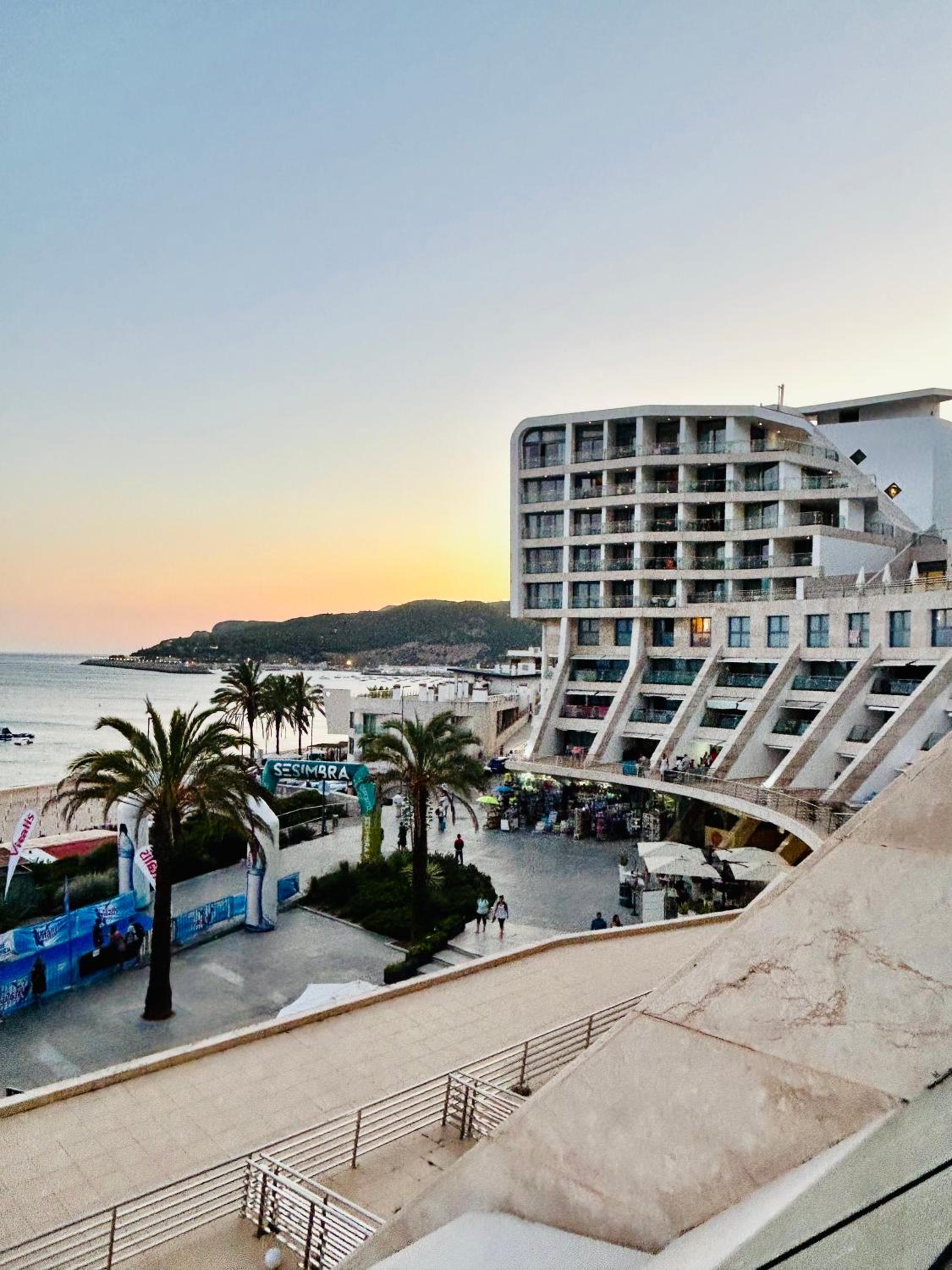 Hotel Sesimbra Califórnia beach front - Image 1